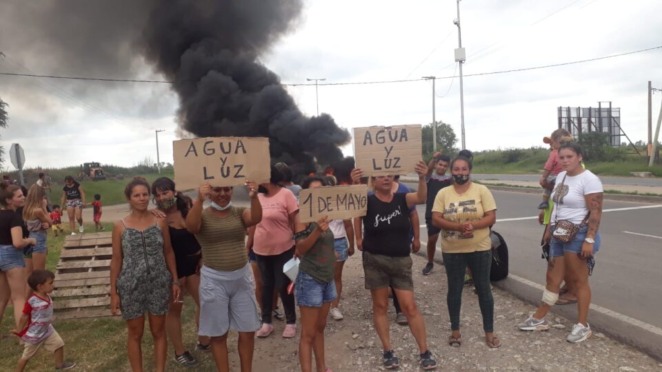 El corte de ruta 5 empezó hace, aproximadamente, dos horas. Los vecinos del Barrio Primero de Mayo reclaman tener luz y agua en sus viviendas luego de que el servicio les fuera interrumpido.