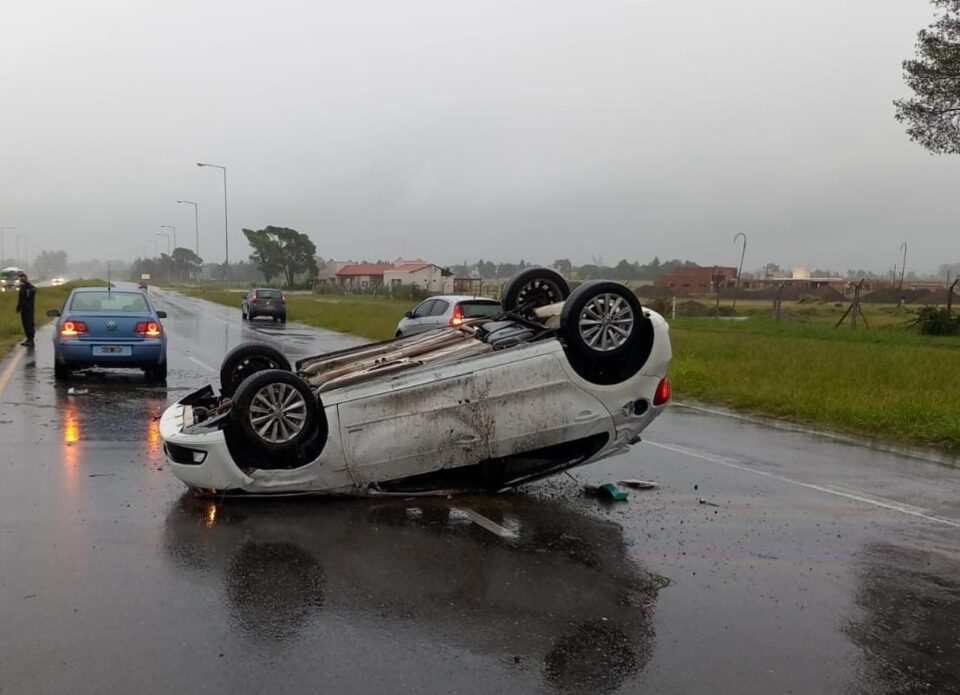 Por la lluvia, perdió el control del automóvil y tumbó sobre el carril contrario de la autovía