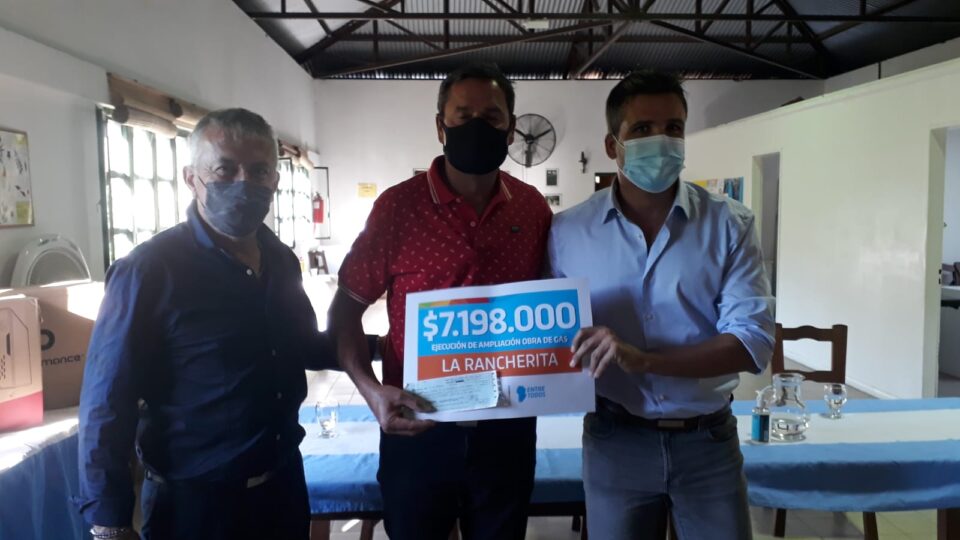 En un pequeño acto, el ministro de gobierno Facundo Torres hizo entrega de $7.198.000 para dar inicio a las obras de gas natural en La Rancherita.