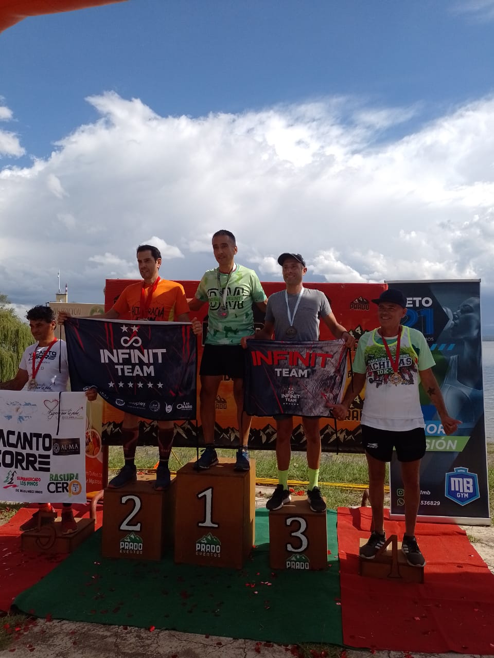 La maratón Senderos del Lago tuvo lugar el domingo pasado en Villa Rumipal. Roberto Quinteros, maratonista de Alta Gracia, sacó el primer lugar dentro de la categoría 40- 49.