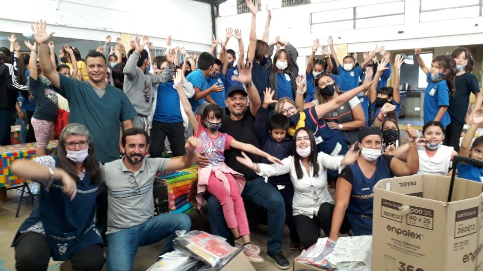 Con la visita del Indio Rojas se entregaron los kits escolares para los niños de Villa San Isidro