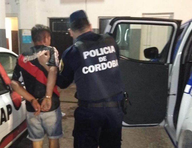 Quiso robar en una despensa, pero le salió mal: el dueño y un cliente lo atraparon