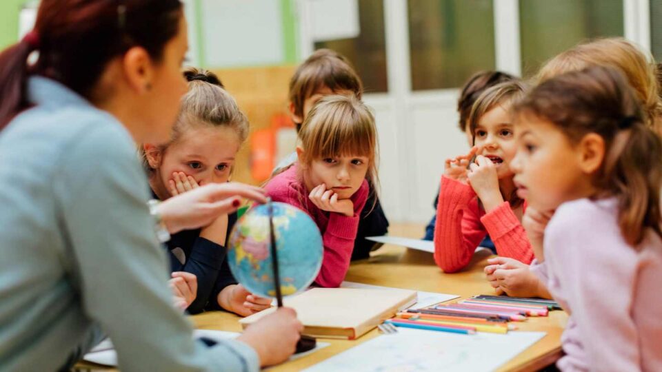 La Educación sobre la Mesa: "¿De qué hablamos cuando hablamos de educación?"