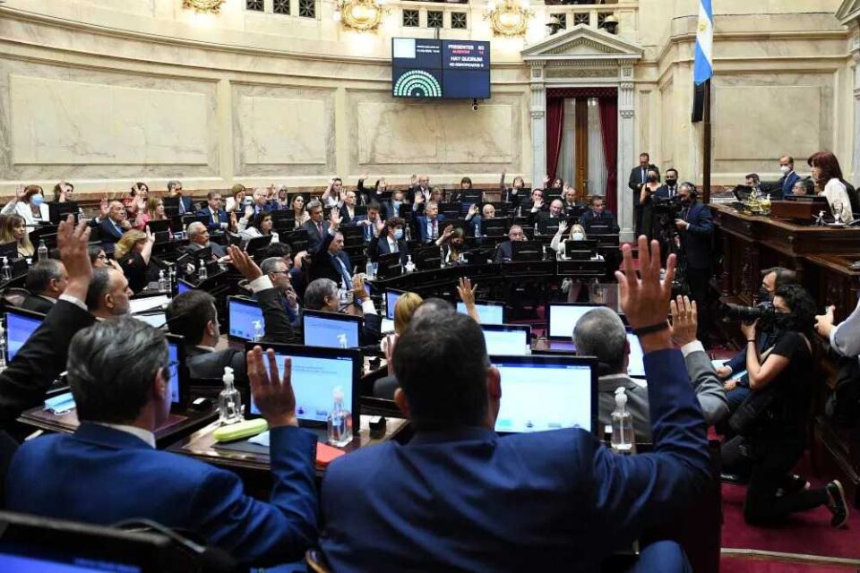 Senadores del FdT presentan proyecto para pagar deuda con dinero fugado