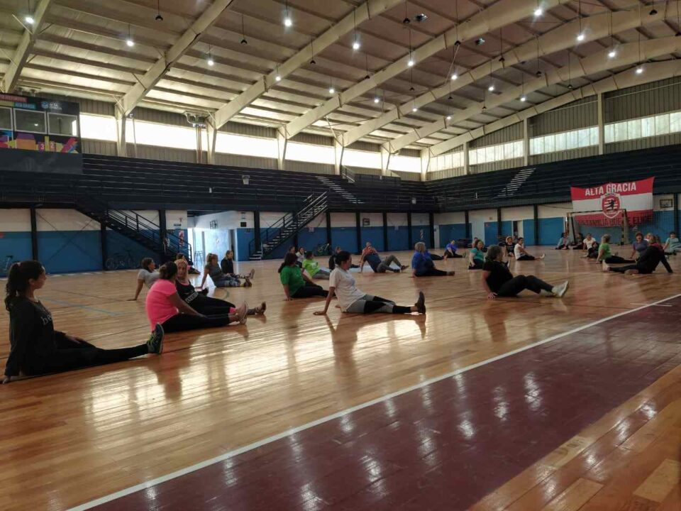 Gimnasia para todas las edades en el Polideportivo Municipal