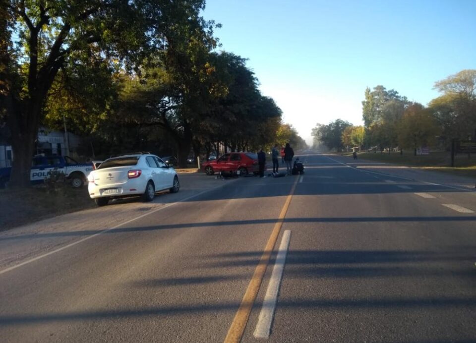 Una motociclista se fracturó la muñeca tras un accidente en la ruta