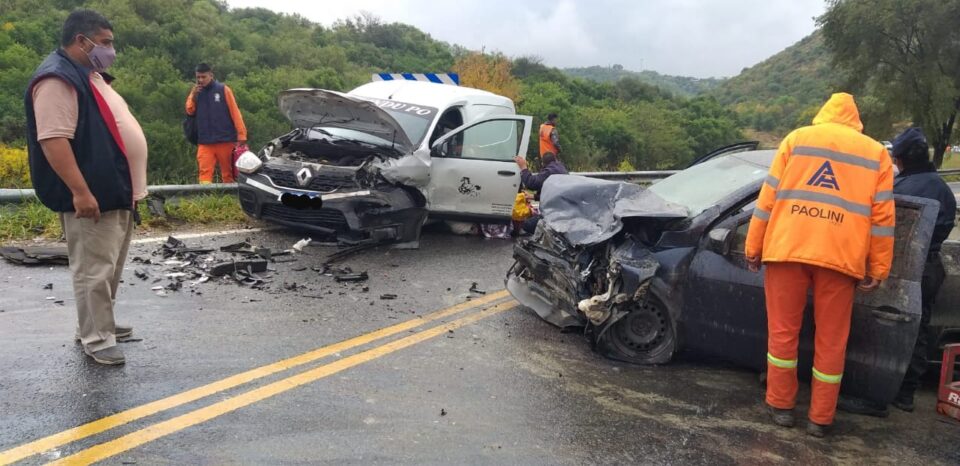 El accidente ocurrió en cercanía a La Serranita, cerca del mediodía. Las cuatro personas involucradas tuvieron que ser trasladadas al Hospital Arturo Illia.