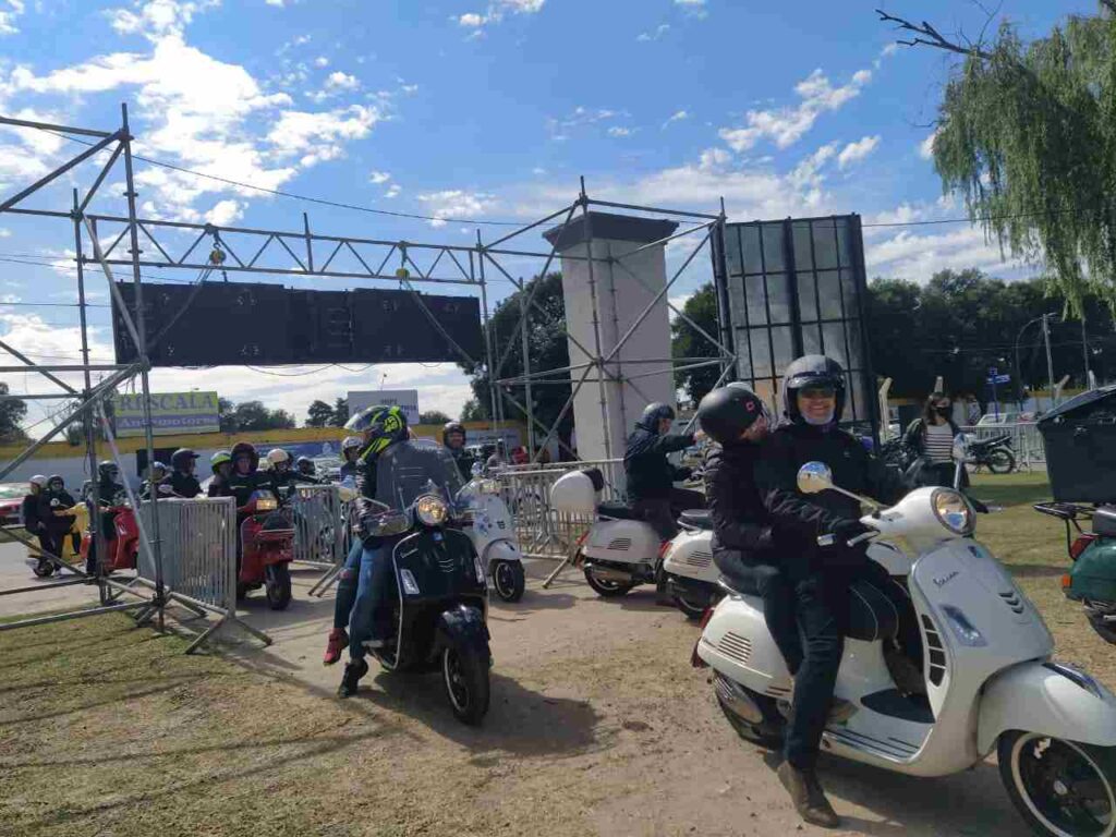 El club de aficionados de las motos Vespa visitan Peperina