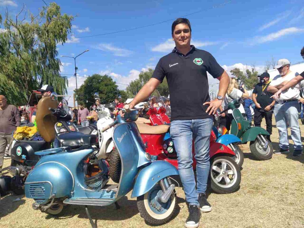 El club de aficionados de las motos Vespa visitan Peperina