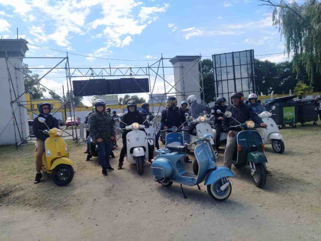 El club de aficionados de las motos Vespa visitan Peperina