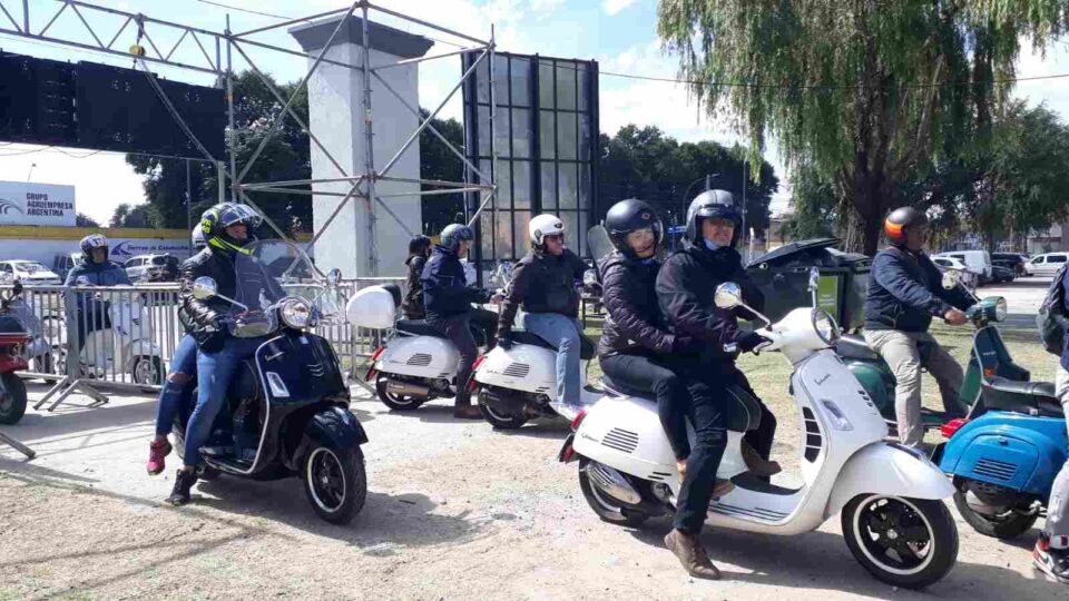 El club de aficionados de las motos Vespa visitan Peperina