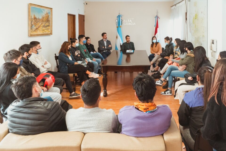 El Intendente de la ciudad de Alta Gracia, Marcos Torres recibió a las y los jóvenes que inician su entrenamiento laboral del Programa Empleo Joven del Ministerio de Trabajo, Empleo y Seguridad Social de la Nación.