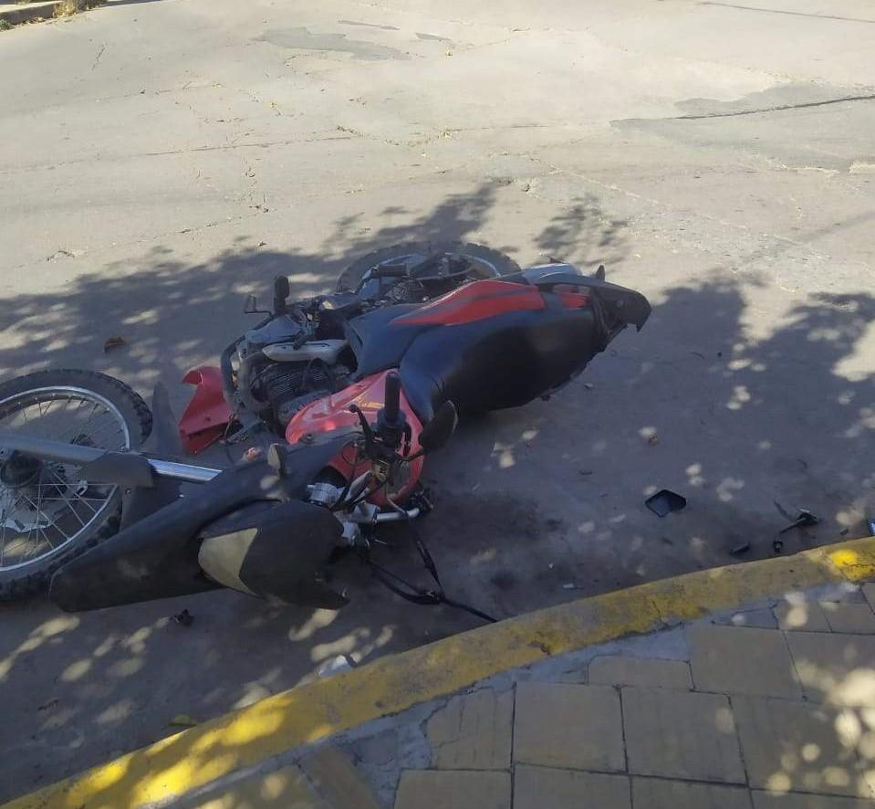 Un motociclista terminó con politraumatismos luego de colisionar con un vehículo