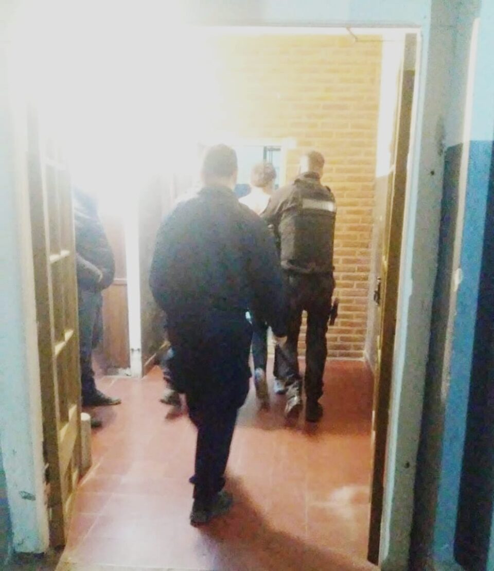 Robo, violencia familiar y resistencia a la autoridad: noche ajetreada en Barrio La Perla