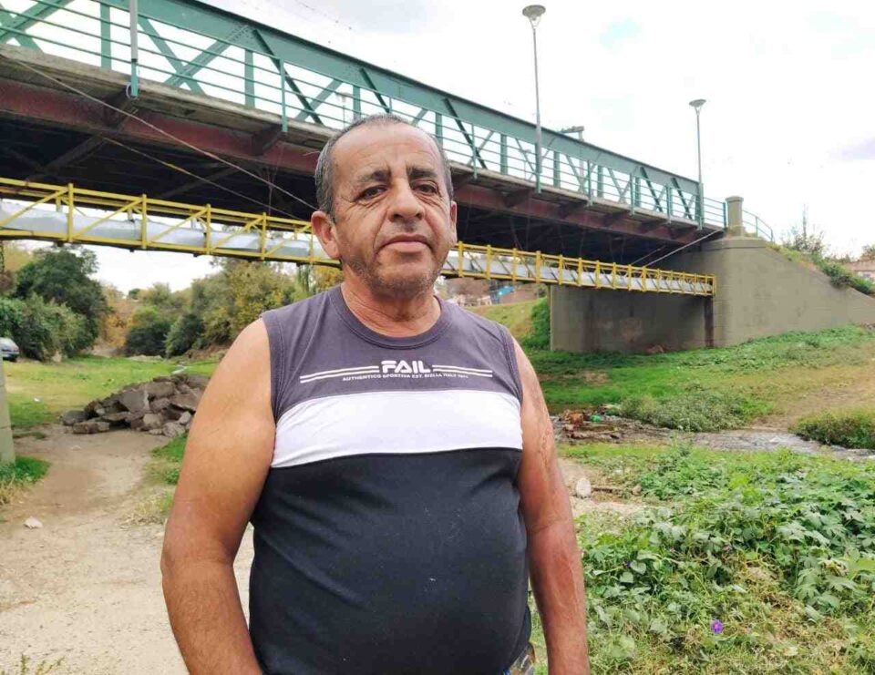 Por las inundaciones, vecinos reclaman una pasarela para poder salir de su casa
