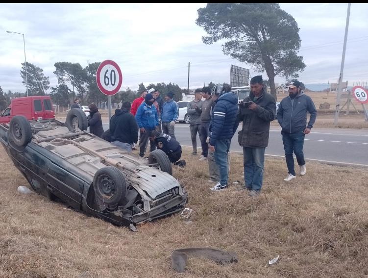 Una mujer quedó atrapada en su vehículo tras un vuelco sobre Ruta 5