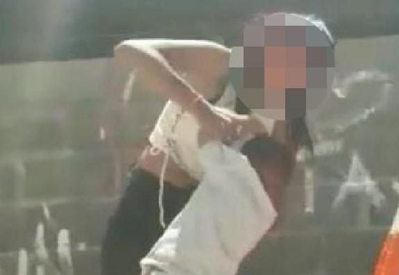 Torturaba a sus hijos, una vecina la descubrió y pudo salvarlos con un video