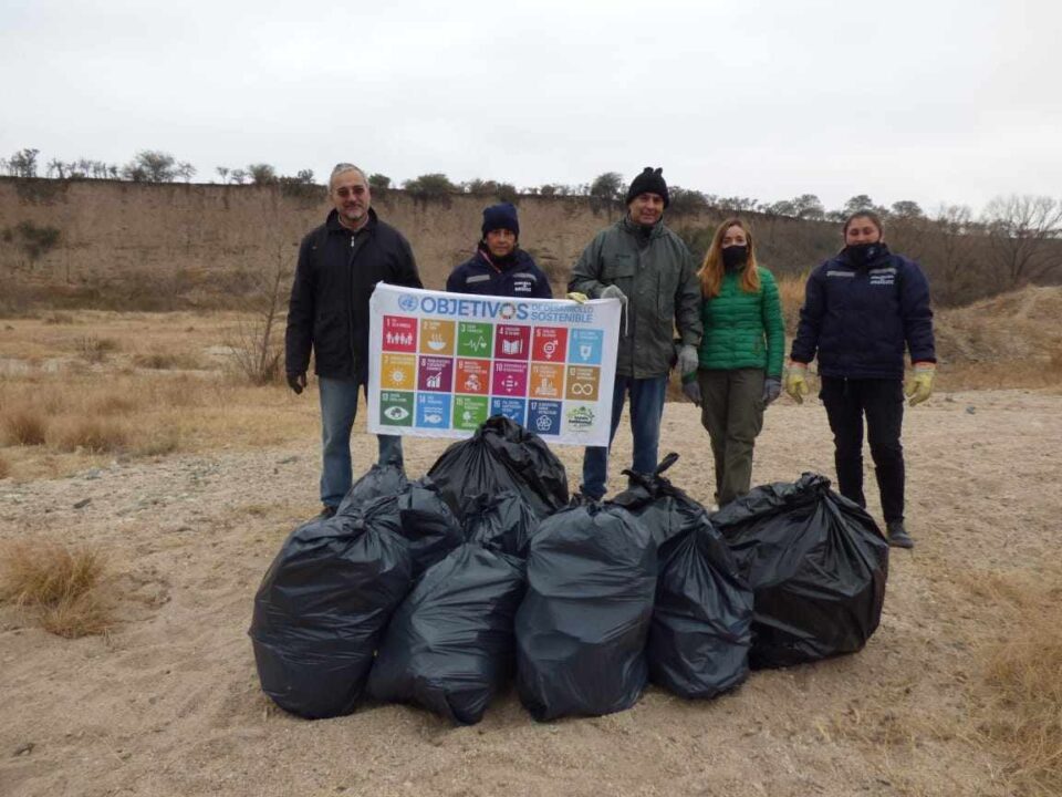 Anisacate: se juntaron más de 10 bolsas de basura y chatarra de las costas del río