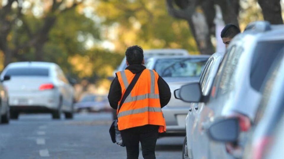 Art.9 Precio: a) Será fijado por la Ordenanza tarifaría Anual y se determinara atendiendo el costo de la prestación y será abonado por el usuario en forma previa una vez que aparque el vehículo en el espacio autorizado.