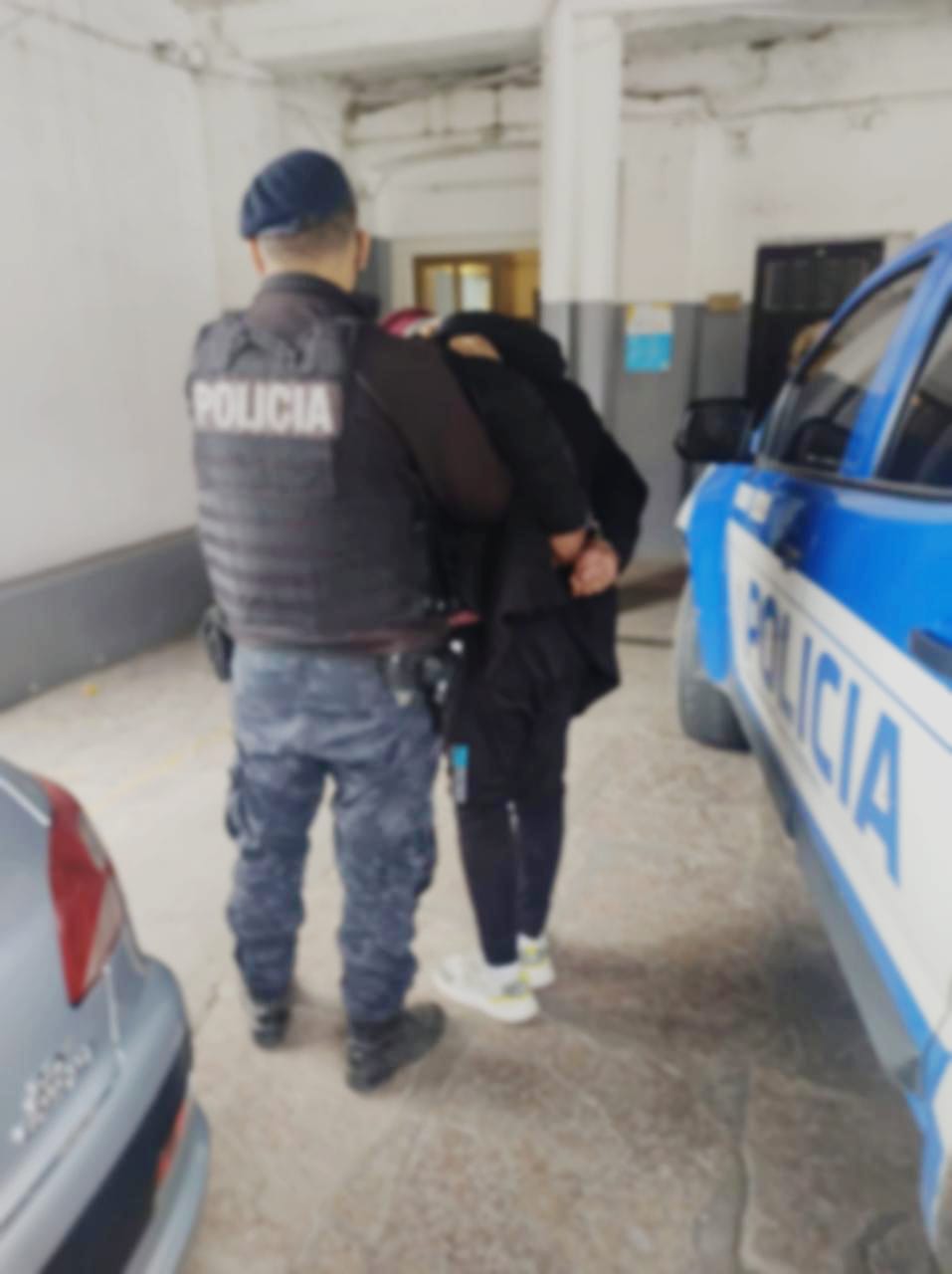 La detención ocurrió en Barrio Parque Virrey, cerca del mediodía. El hombre aprehendido presentaba cargos por robo calificado con el uso de arma de fuego.