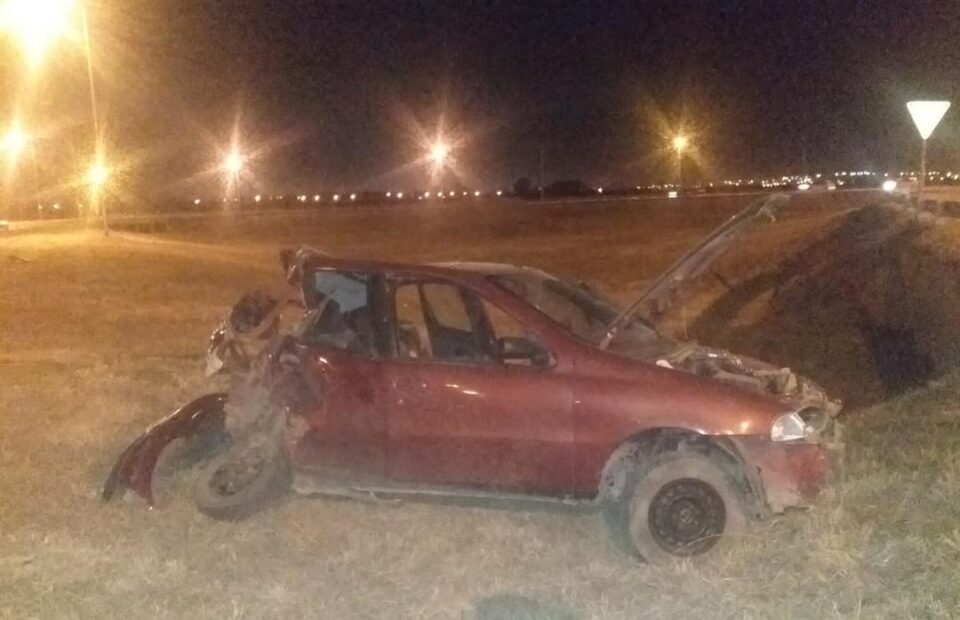 Un automóvil chocó contra un colectivo: hubo dos heridos