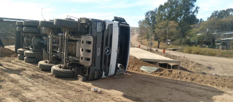Un camión volcó luego de que su propia carga lo venciera. El accidente ocurrió en Malagueño, a las 12 del mediodía.