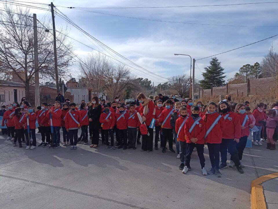 La Escuela Santiago de Liniers realizó el juramento a la bandera