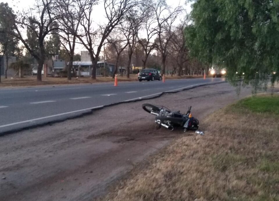 Un motociclista debió ser trasladado al hospital luego de un accidente en la Ruta 5