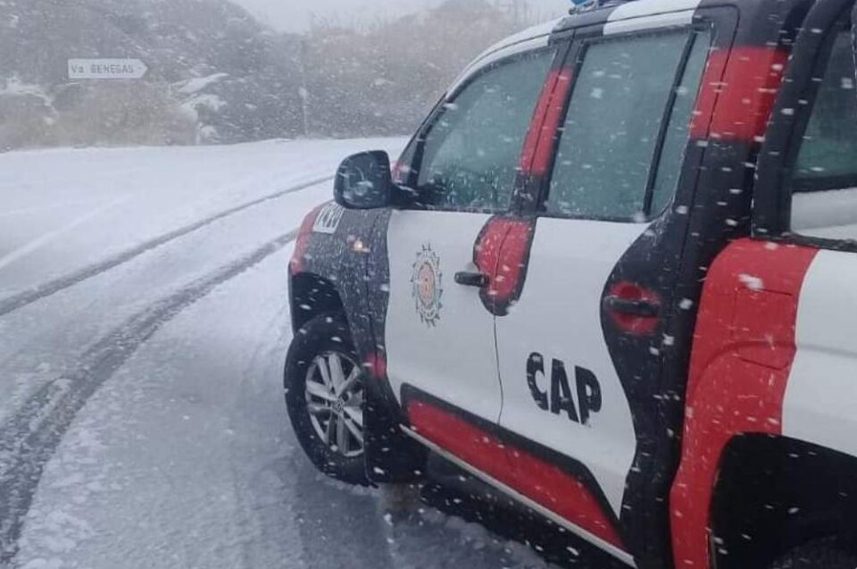 Nevadas: la Policía Caminera cortó el tránsito en las Altas Cumbres debido