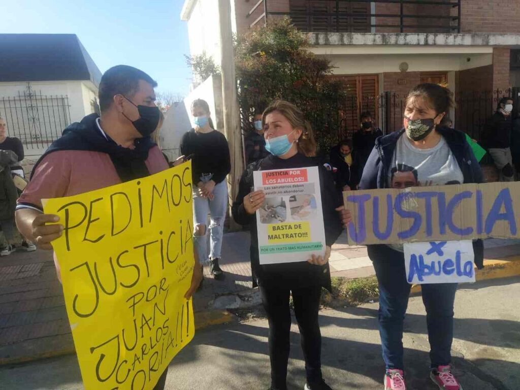 Familiares y vecinos se manifestaron frente al Sanatorio por mala atención