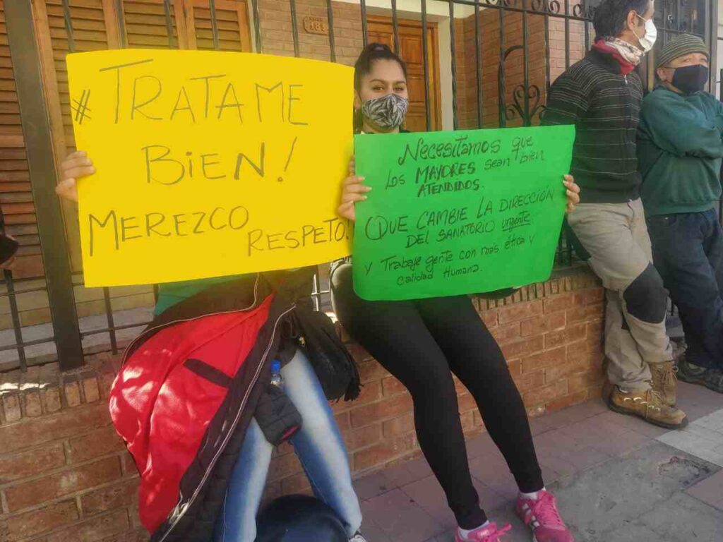 Familiares y vecinos se manifestaron frente al Sanatorio por mala atención