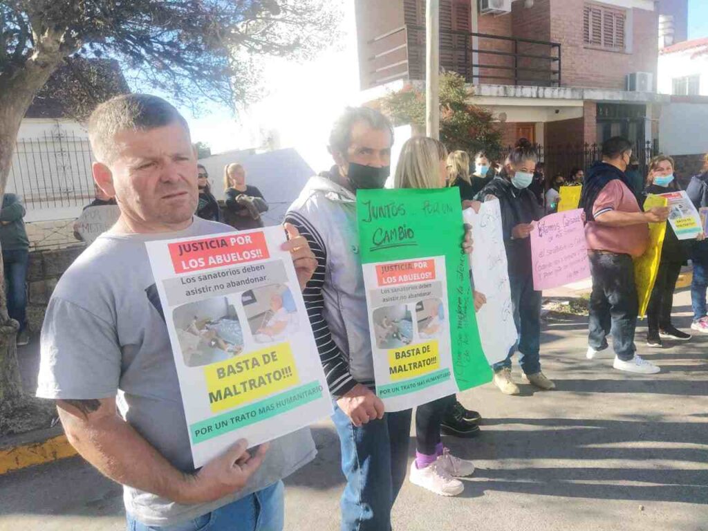 Familiares y vecinos se manifestaron frente al Sanatorio por mala atención