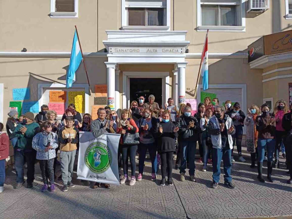 Familiares y vecinos se manifestaron frente al Sanatorio por mala atención
