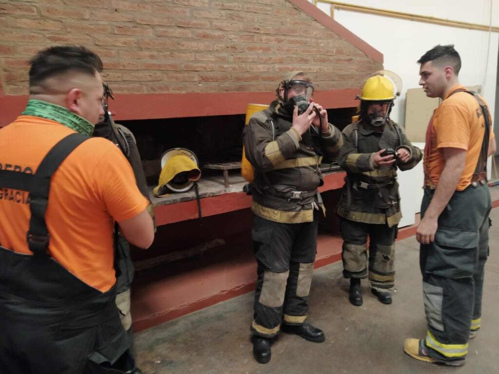 Los Bomberos Voluntarios de Alta Gracia continúan capacitando a sus aspirantes