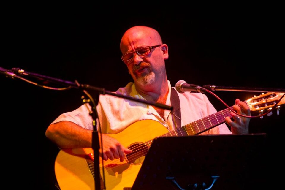 Noche musical en el Espacio Abierto: se presentará el trovador Alejandro Jusim