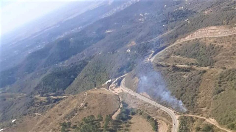 Bomberos combaten un incendio en el kilómetro 21 del Camino del Cuadrado
