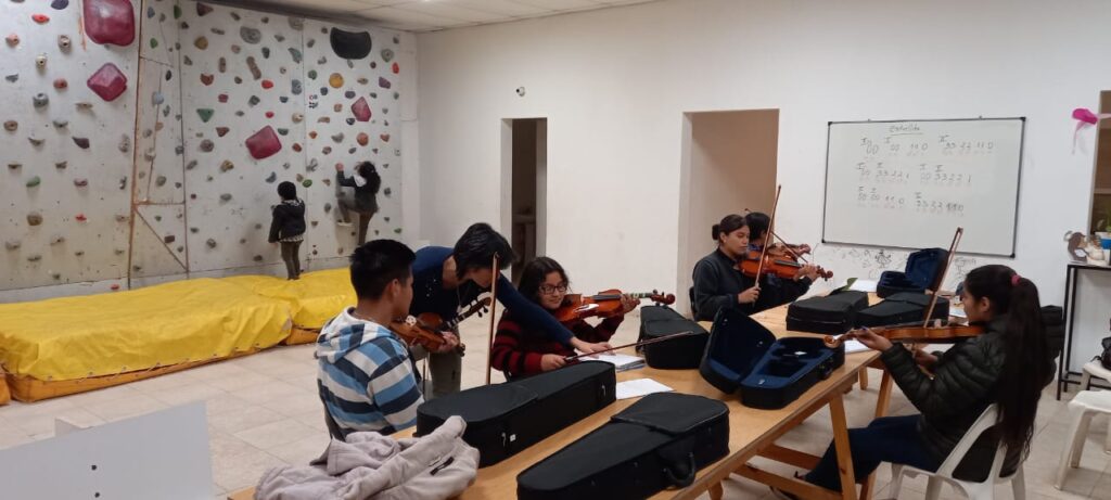 La orquesta barrial de barrio Parque Virrey inició sus clases