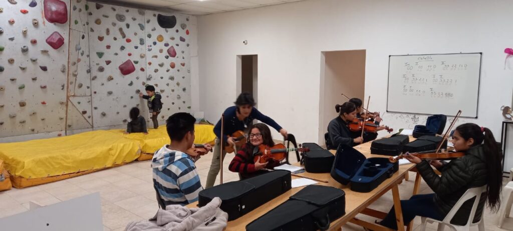 La orquesta barrial de barrio Parque Virrey inició sus clases