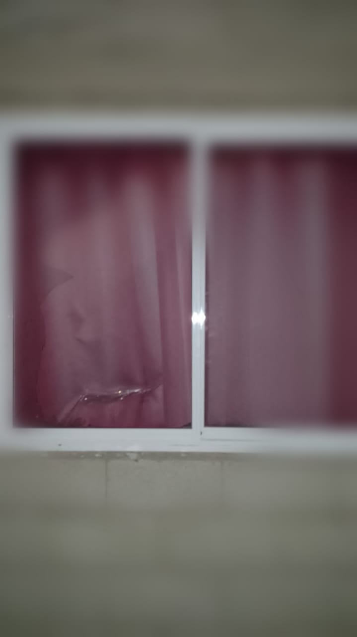 Fuera de sí: rompió dos ventanas de una casa