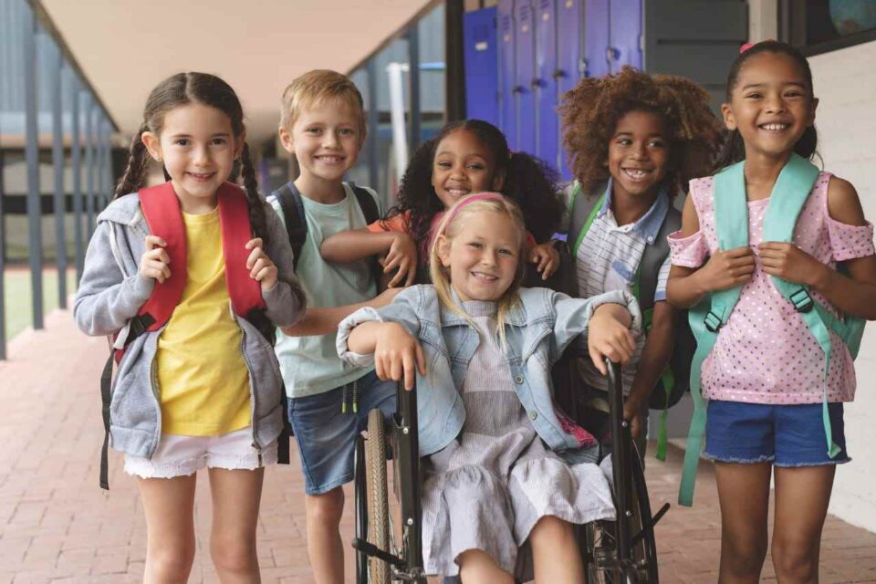 La Educación sobre la Mesa. Hoy: "Mes de LAS INFANCIAS, oportunidad de re–mirarnos y mirarlos"