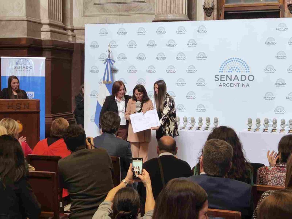 Cristina Roca recibió la distición "Evita Compañera" en el Senado de la Nación