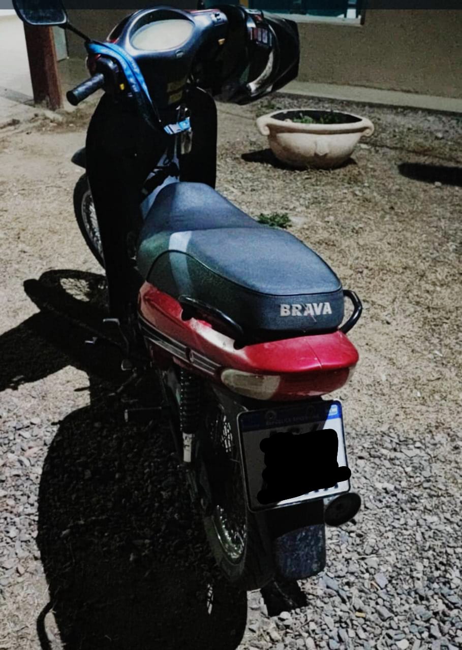 Chocó a un motociclista y se fugó