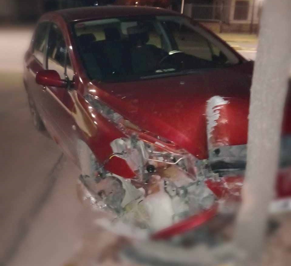 De película: entró a robar, se fugó en auto y chocó contra un árbol
