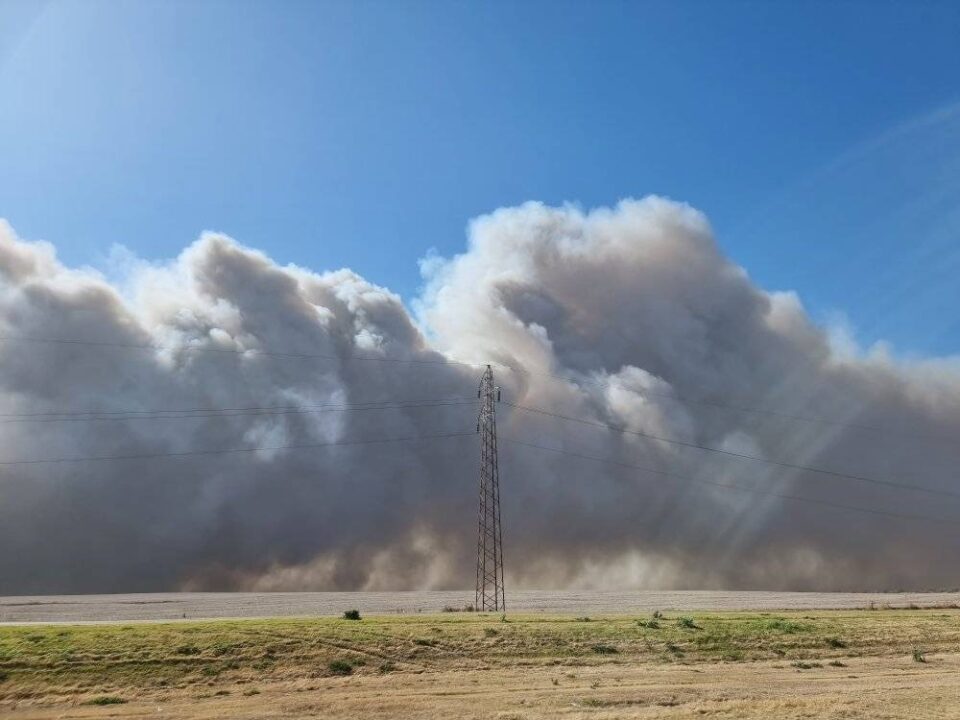 Combaten un foco de incendio en la zona de Alto Fierro