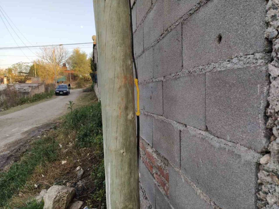 Colgados de la luz: Un vecino denuncia conexión clandestina en Barrio Gral. Bustos