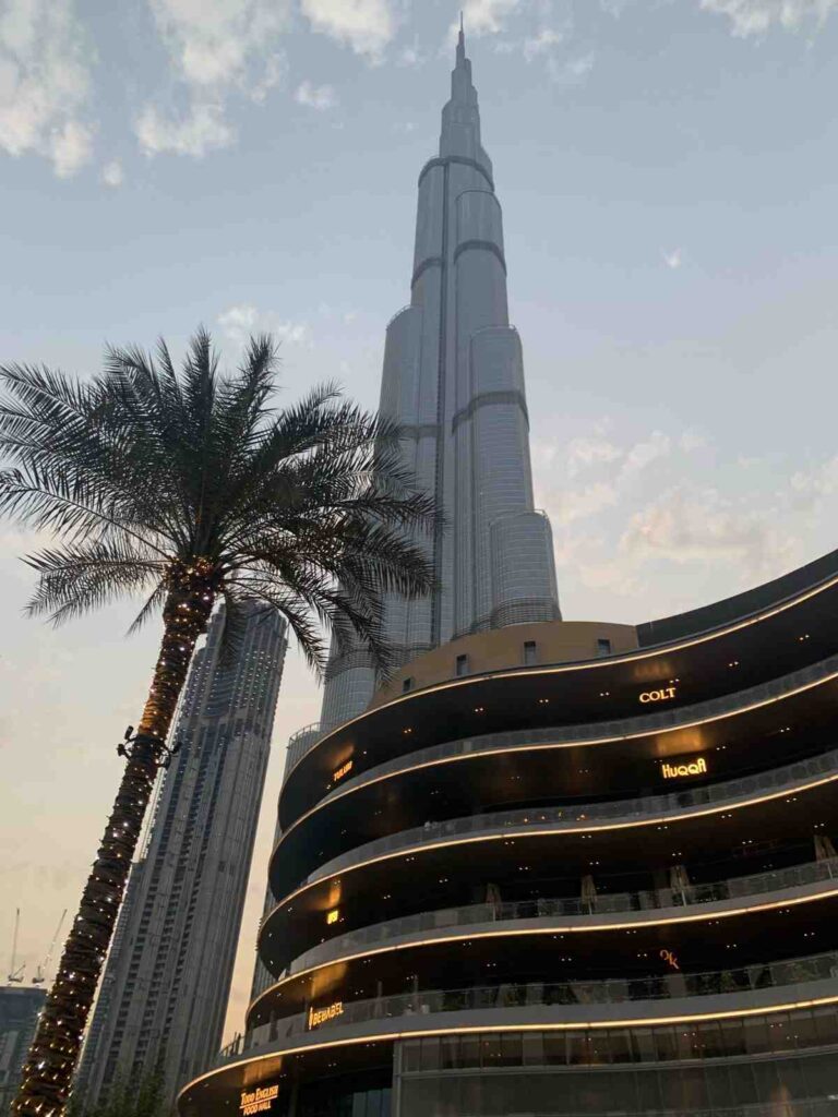 La historia de Tomás: Vive en Dubai y es tripulante de cabina en la aerolínea Emirates