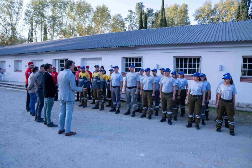 El ETAC incorporó siete camionetas para el combate contra el fuego