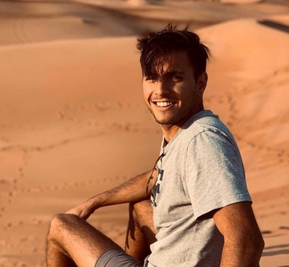 La historia de Tomás: Vive en Dubai y es tripulante de cabina en la aerolínea Emirates