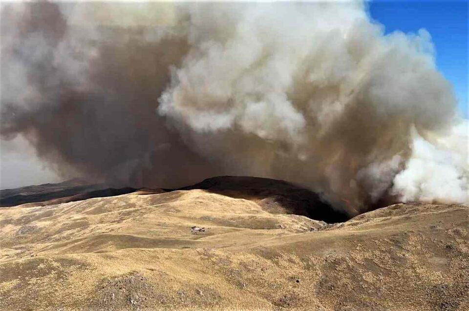 La Secretaría de Gestión de Riesgo informó que 160 efectivos atacan los frentes de fuego en los sectores cercanos al Camino del Cuadrado y a La Falda.