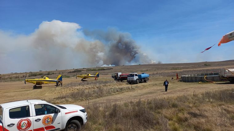 Un incendio de 2 kilómetros de frente avanza cerca de Cuchi Corral